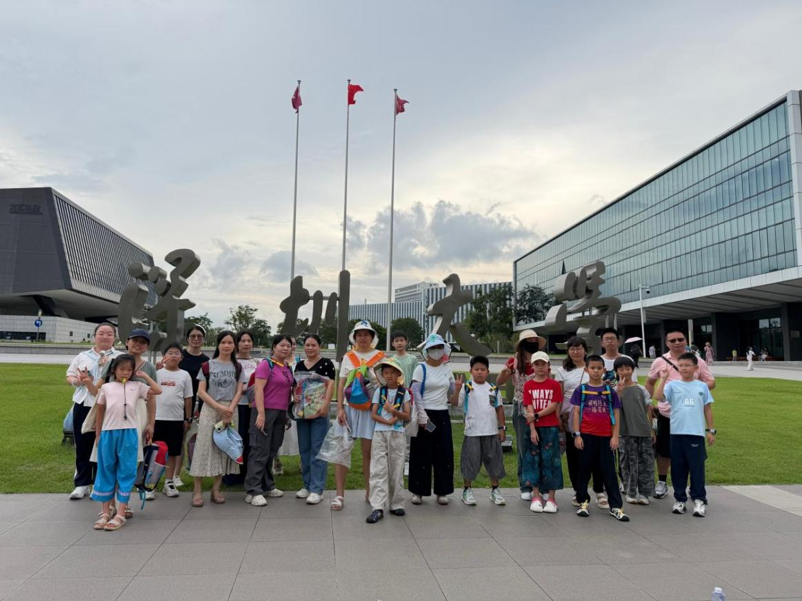 逐梦菁菁校园，双语浸润成长——西乡街道径贝社区开展高校亲子双语研学活动
