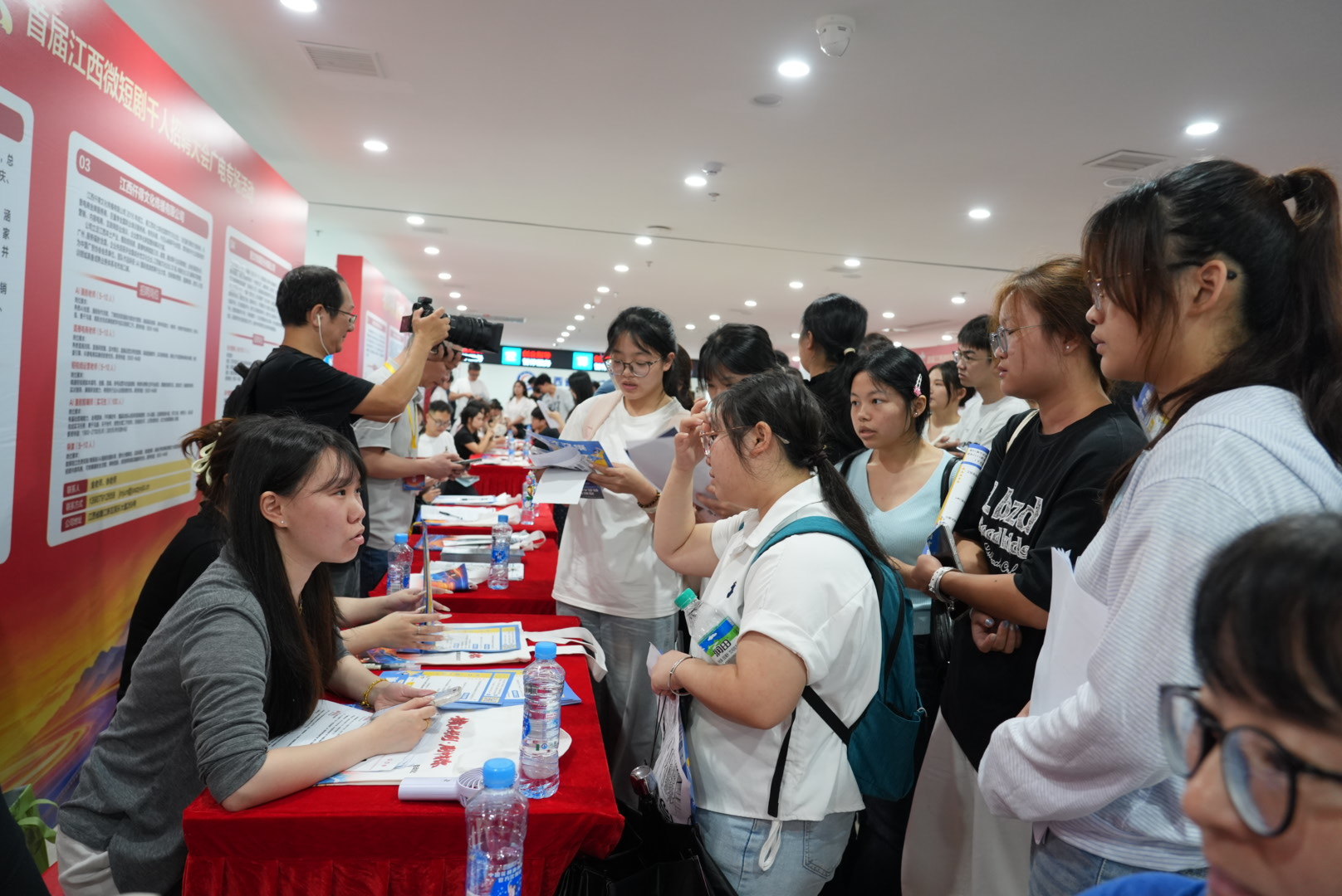 图为招聘会现场。
