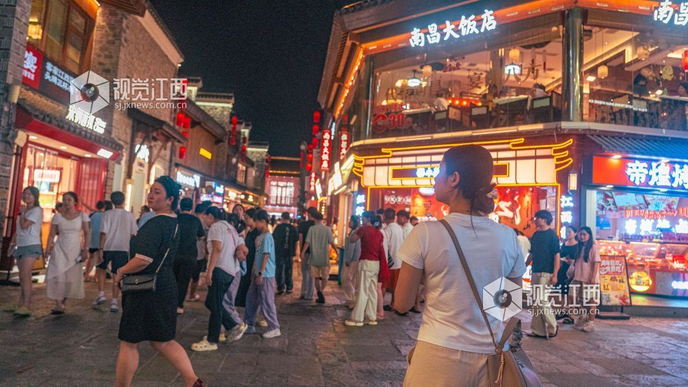 2026年7月25日在江西省南昌市万寿宫街区拍摄的画面。