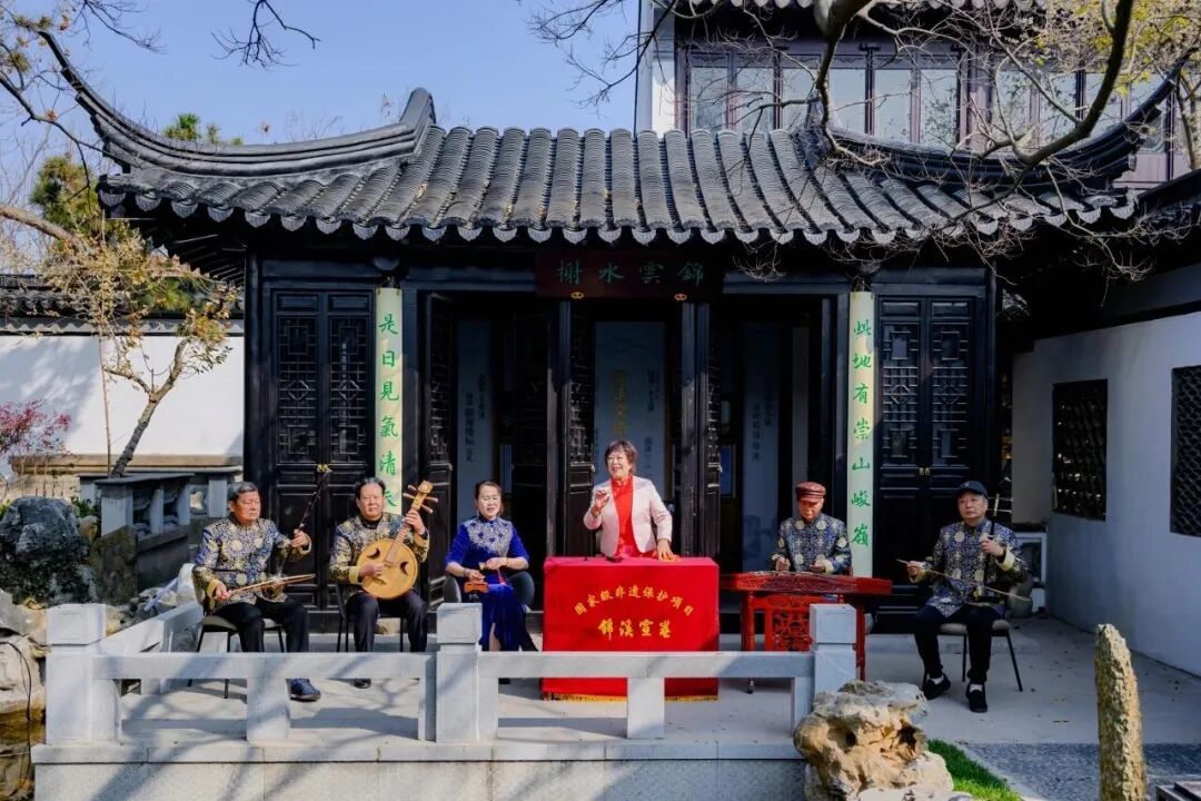 ▲锦溪宣卷传承人王丽娟(左四)