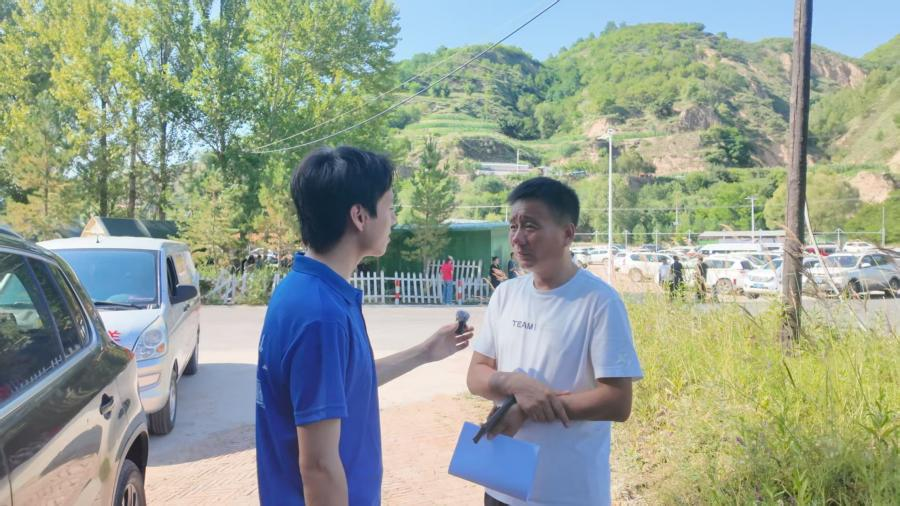 图为实践队员采访吴起县南沟村党支部书记匡晓峰。黄翰林供图