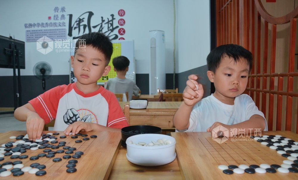 7月29日,江西省永新县欧洲城博卡棋院内,孩子们正在下围棋。