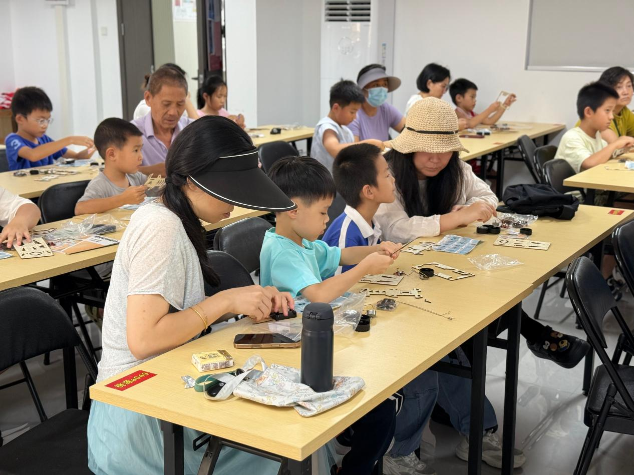 “童心未泯，驾驭未来”  ——桃源社区开展遥控车DIY科普活动