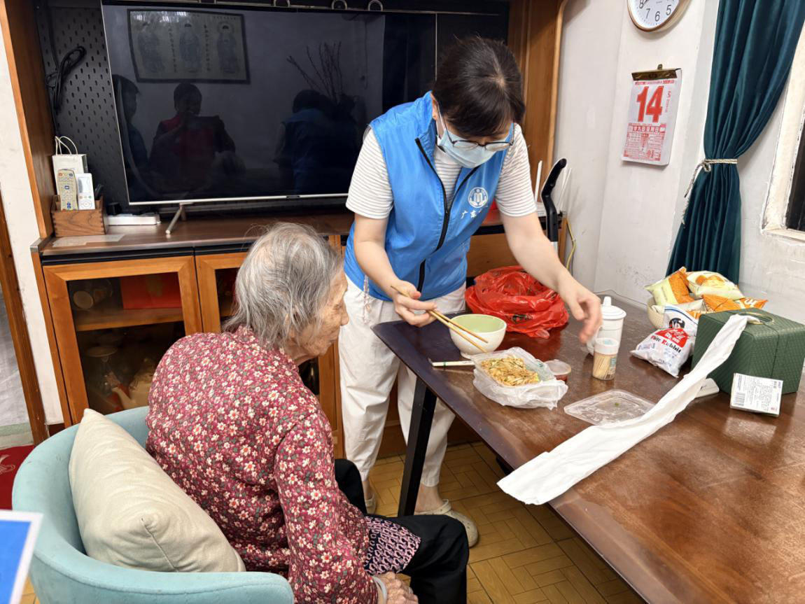 西乡街道西乡社区党委引领“银发守护者”：低龄长者结对高龄老人 织密社区养老关爱网