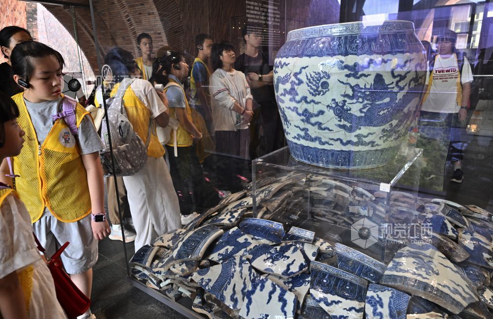 御窑博物馆展示的明正统青花龙纹大缸。
