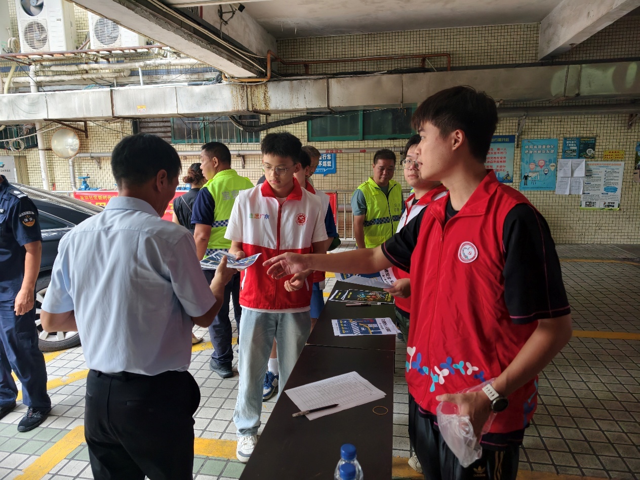 主题党日扎根 “家门口”!臣田社区警社携手开展交通安全宣传