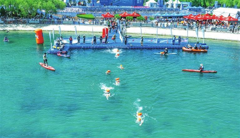 7月25日，U15短距离组比赛游泳环节。李巍