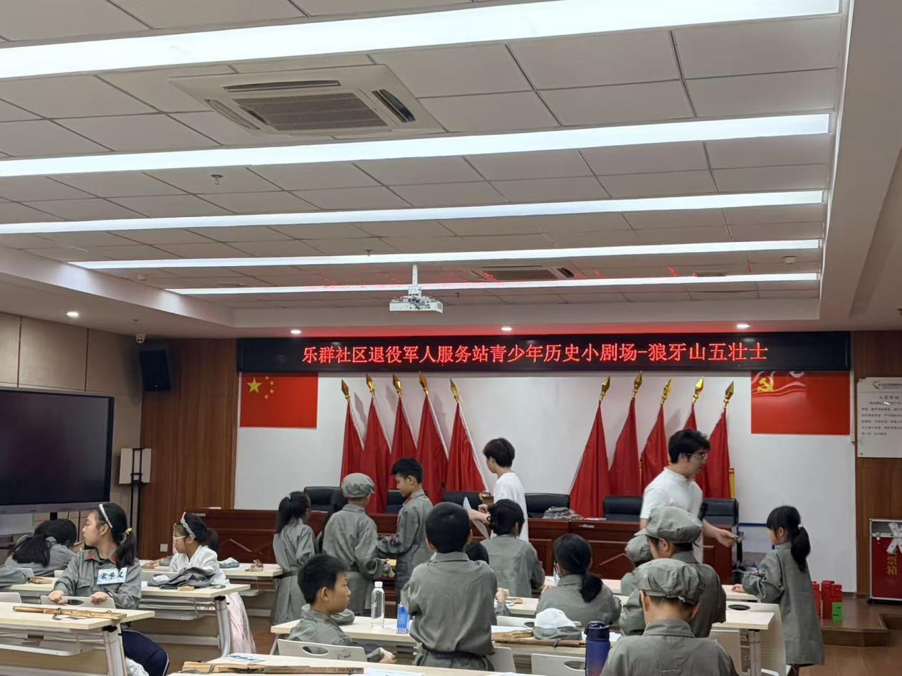 化身小红军,剧场忆英雄！乐群社区红色小剧场迎八一
