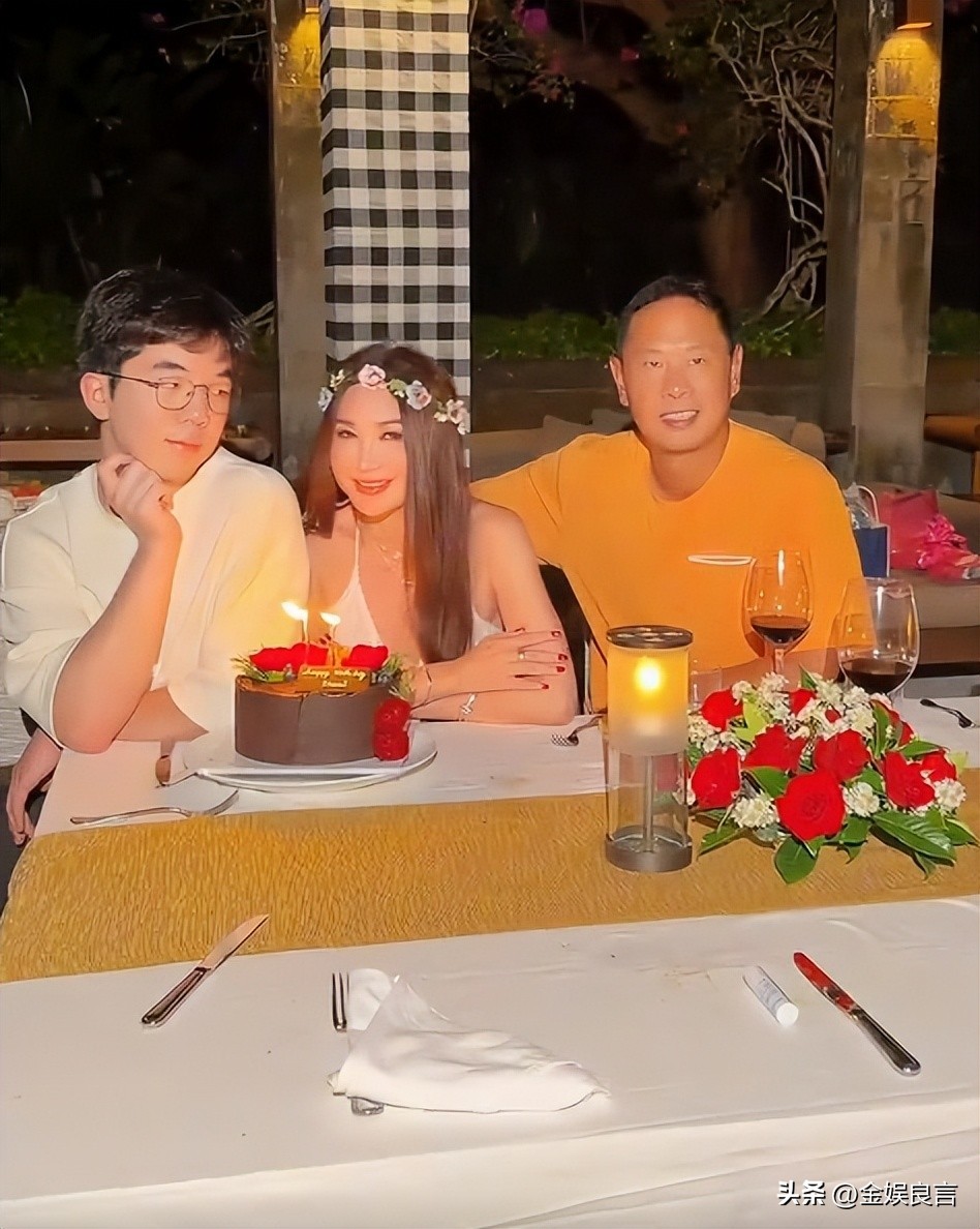 温碧霞59岁庆生照引热议,发福显龄养子坐姿抢镜 第7张 温碧霞59岁庆生照引热议,发福显龄养子坐姿抢镜 第7张