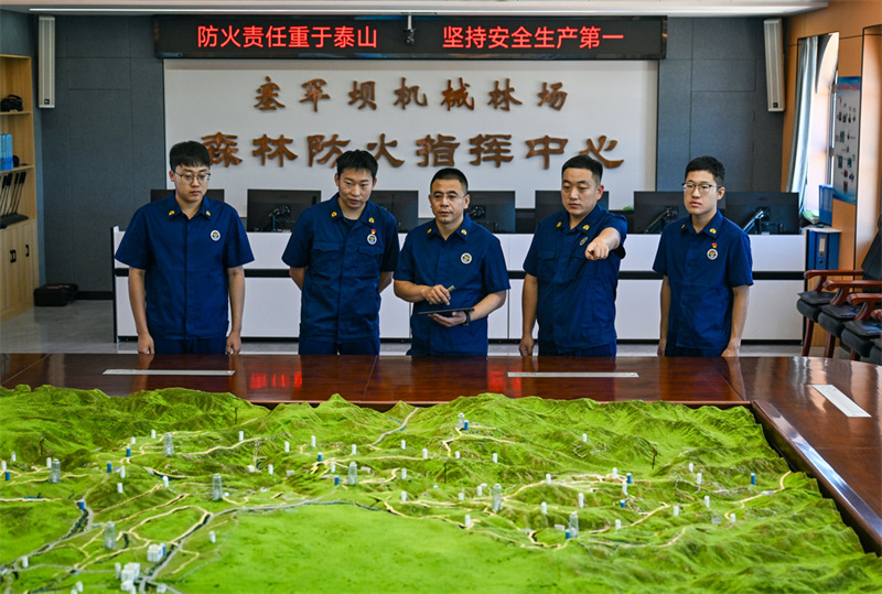 7月21日，塞罕坝森林消防大队消防员在森林防火指挥中心值守。