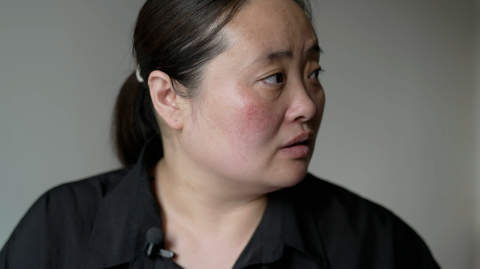 “妈妈，老罗会不会在我上学路上突然把我抓走？”家暴阴影下，一对母子逃亡一年半仍不敢放松警惕