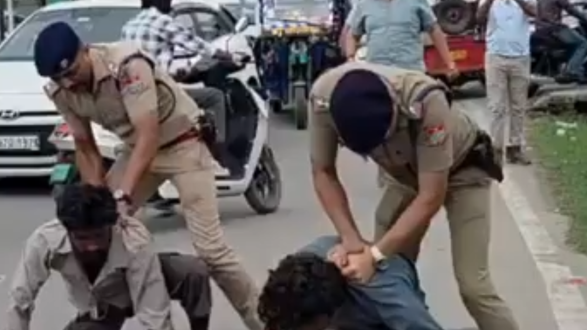 人人喊打！印度三名轮奸犯趁警车抛锚逃跑，被抓后先被警察当街抽打，又遭路人合力暴揍