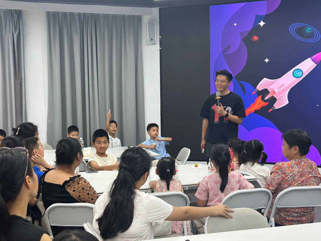 探秘AI科技 筑梦科创未来 ——西乡街道流塘社区团委开展暑期科创研学活动