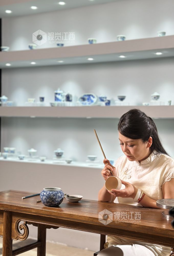 在景德镇的一家工作室内，非物质文化遗产代表性项目“景德镇手工制瓷技艺——装饰工艺类”代表性传承人万艺蓉正在绘画青花瓷。