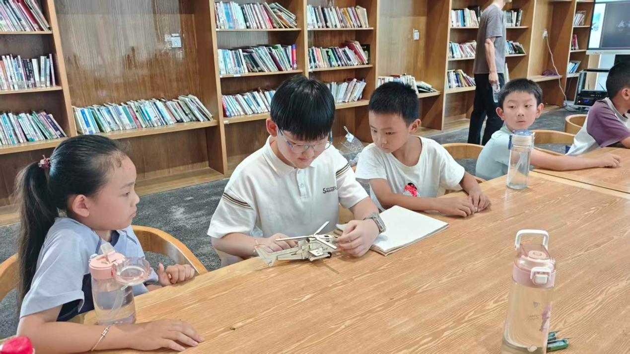 孩子们正在交流拼装技巧