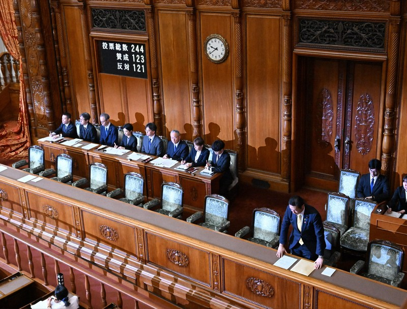 7月24日深夜，“副首都法案”以赞成123票、反对121票的微弱优势，在参议院全体会议通过。（图源：《每日新闻》）