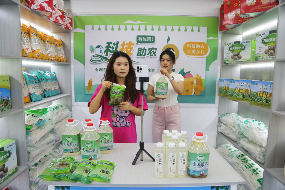 7月10日,甘肃省定西市安定区石峡湾乡政府的工作人员通过网络直播销售浆水产品。新华社发(王克贤 摄)
