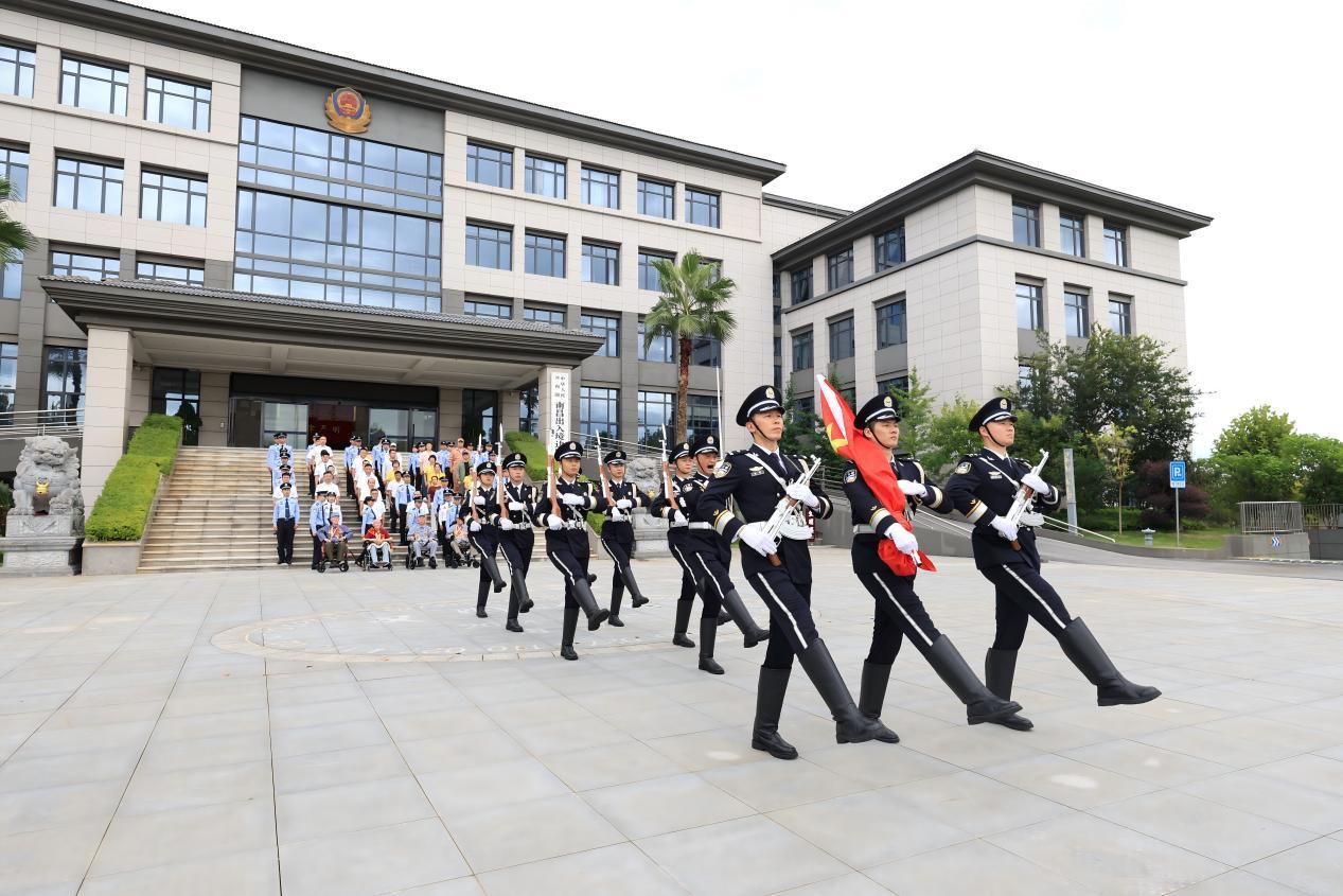 南昌边检站国门护旗队护卫国旗行进