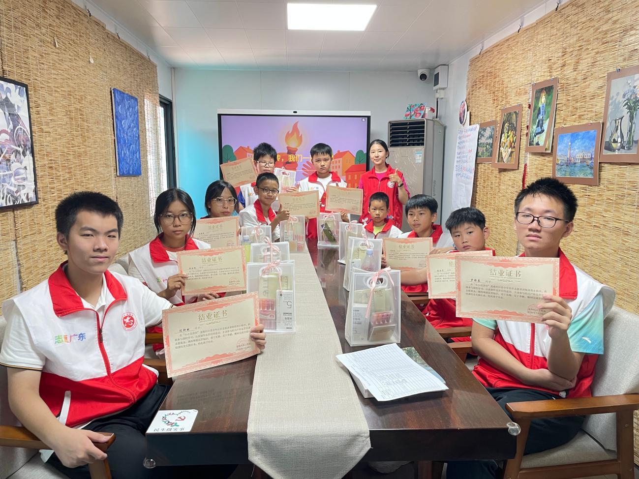 颁发结业证书，正式加入社区引路人队伍