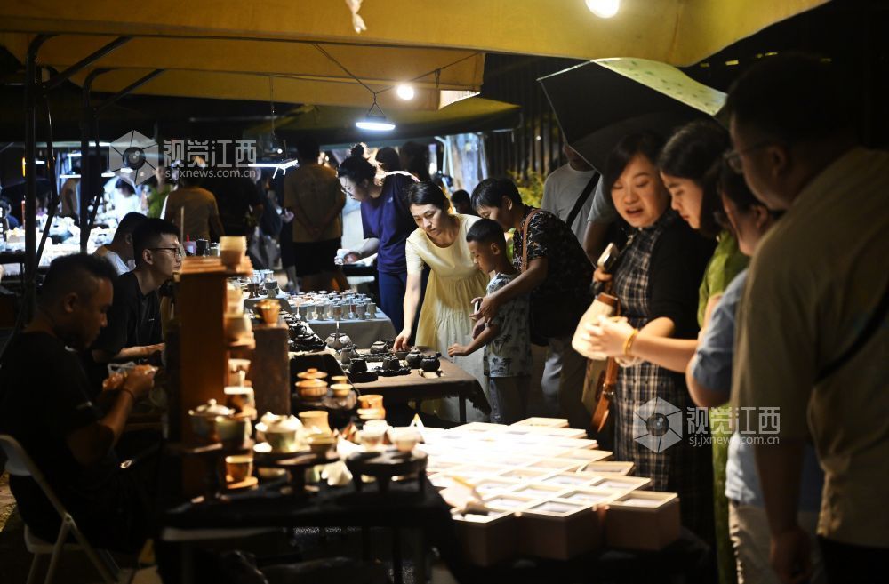 陶溪川创意集市为年轻创客提供了免费或低成本的摊位申请机会，是“景飘”们展示原创作品、积累客源的重要平台，也是来景德镇的游客们的必打卡地。
