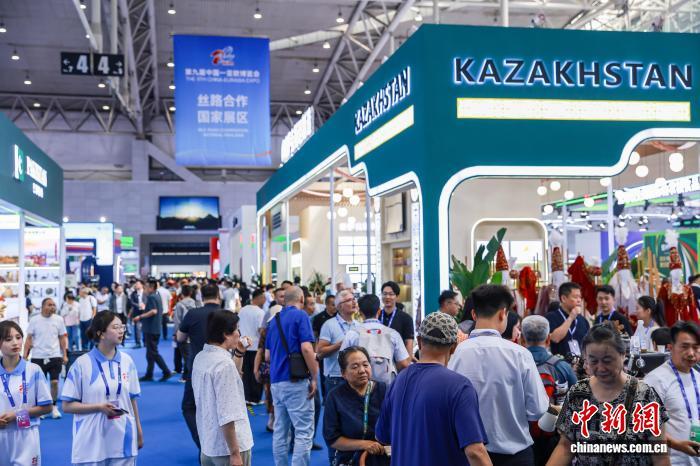 2026年6月26日，新疆乌鲁木齐，海内外客商在第九届中国—亚欧博览会上观展交流、洽谈合作、选购特色展品。图为哈萨克斯坦展区。　金奇 摄