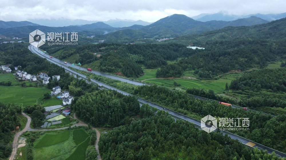 2026 年7月29日,雨后的大广高速江西遂川段风光怡人。公路如玉带蜿蜒穿梭林海稻田,白墙农舍掩映乡野。