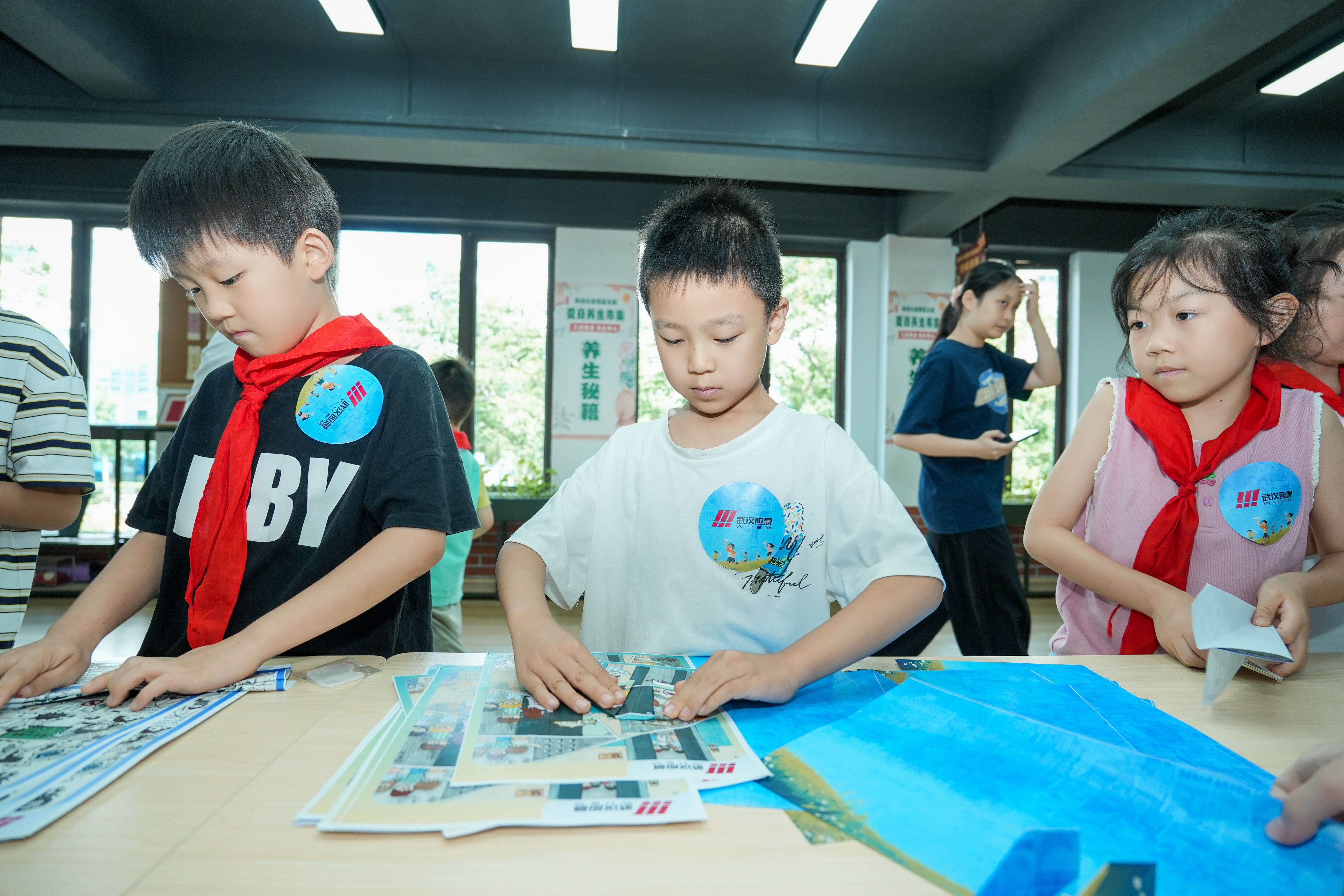 2026年武汉市应急纸飞机科普直播活动走进社区 解锁趣味应急安全课堂