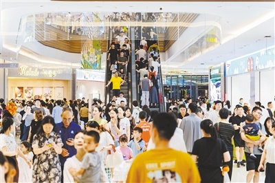 红谷滩商场人流如织