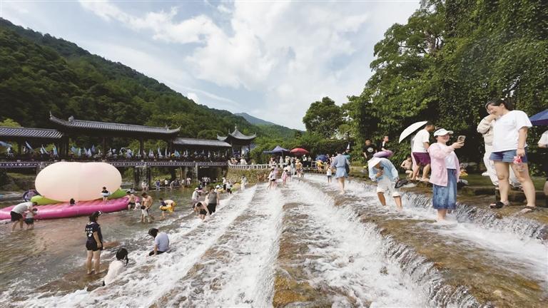 山乡水坝多清凉。