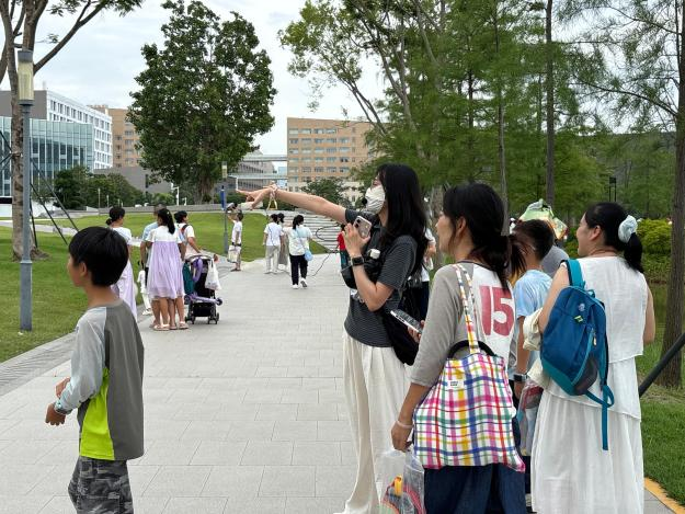 逐梦菁菁校园，双语浸润成长——西乡街道径贝社区开展高校亲子双语研学活动