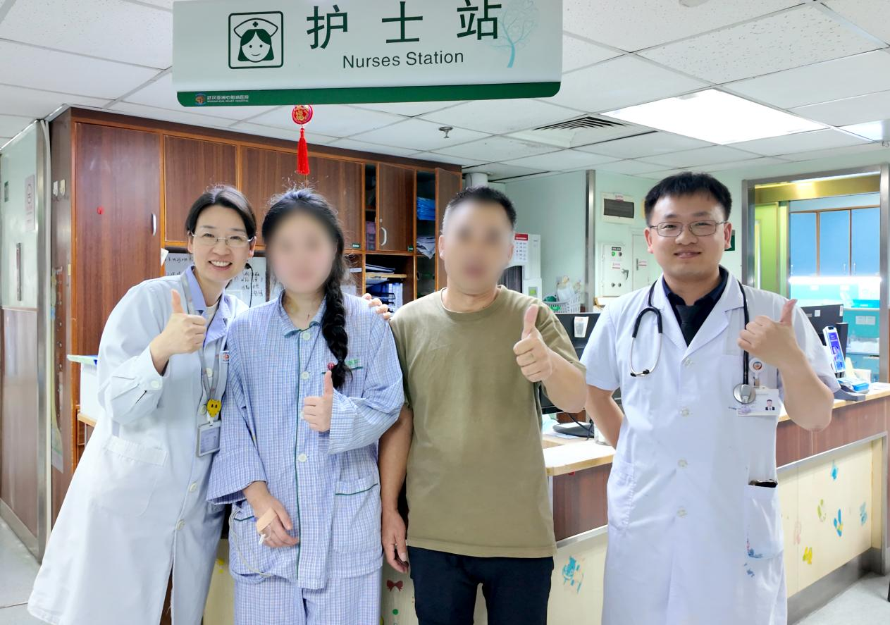 父女俩与医护人员合影