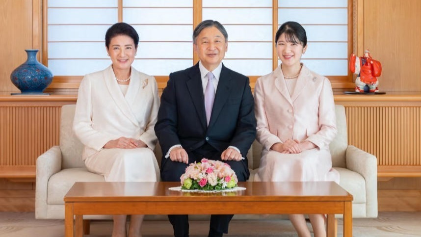 这是日本德仁天皇的全家福。他只有一个女儿——爱子公主。