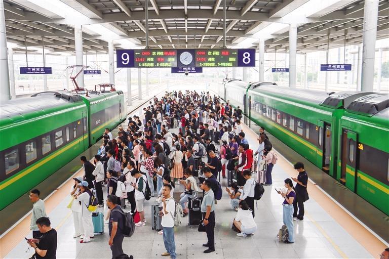 兰州西站人流如织 何怡璇 摄