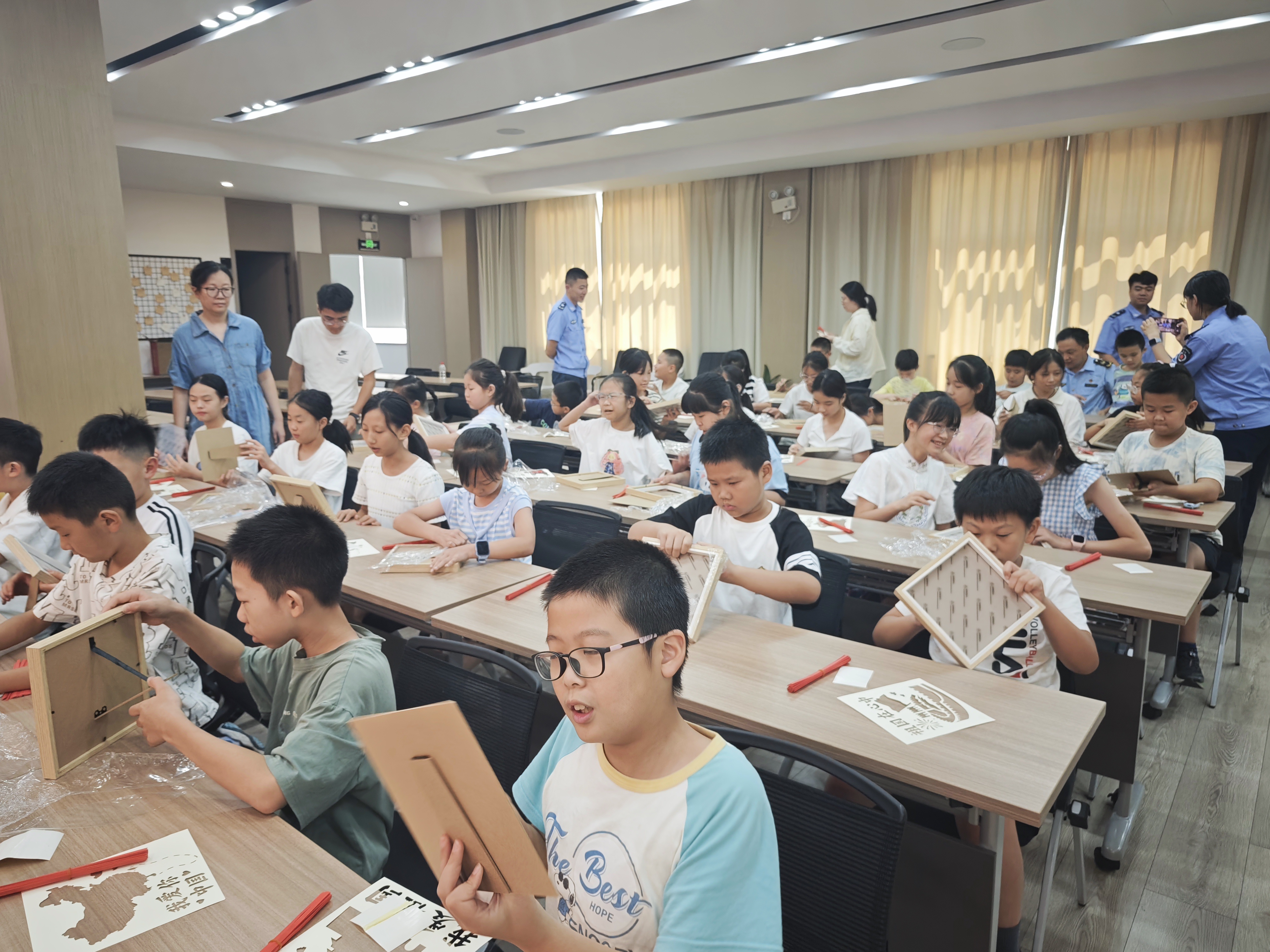 八一精神润童心 红色薪火永传承 | 江北区工会深耕暑期阵地开展国防教育