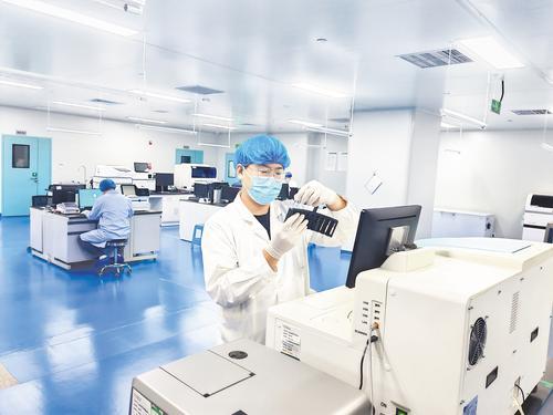 7月24日，在位于廊坊开发区的河北诺道健康科技有限公司检测实验室，技术人员在检测生物样本。本报记者 刘 杰摄