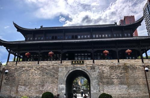 ▲图为全国重点文物保护单位袁州谯楼。摄影丨江西日报全媒体记者 邹海斌