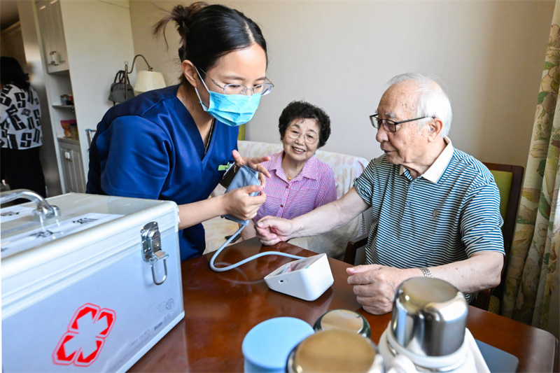 7月15日，香河大爱书院养老中心，医护人员在为老人测量血压。