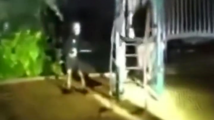 美国17岁少年把手伸向腰间被警察乱枪打死，原来只是掏水瓶