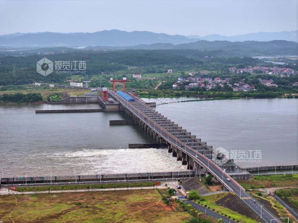 2026年7月26日,江西泰和航电枢纽大坝正在开闸泄水腾库容,应对台风“红霞”可能带来的强降雨。