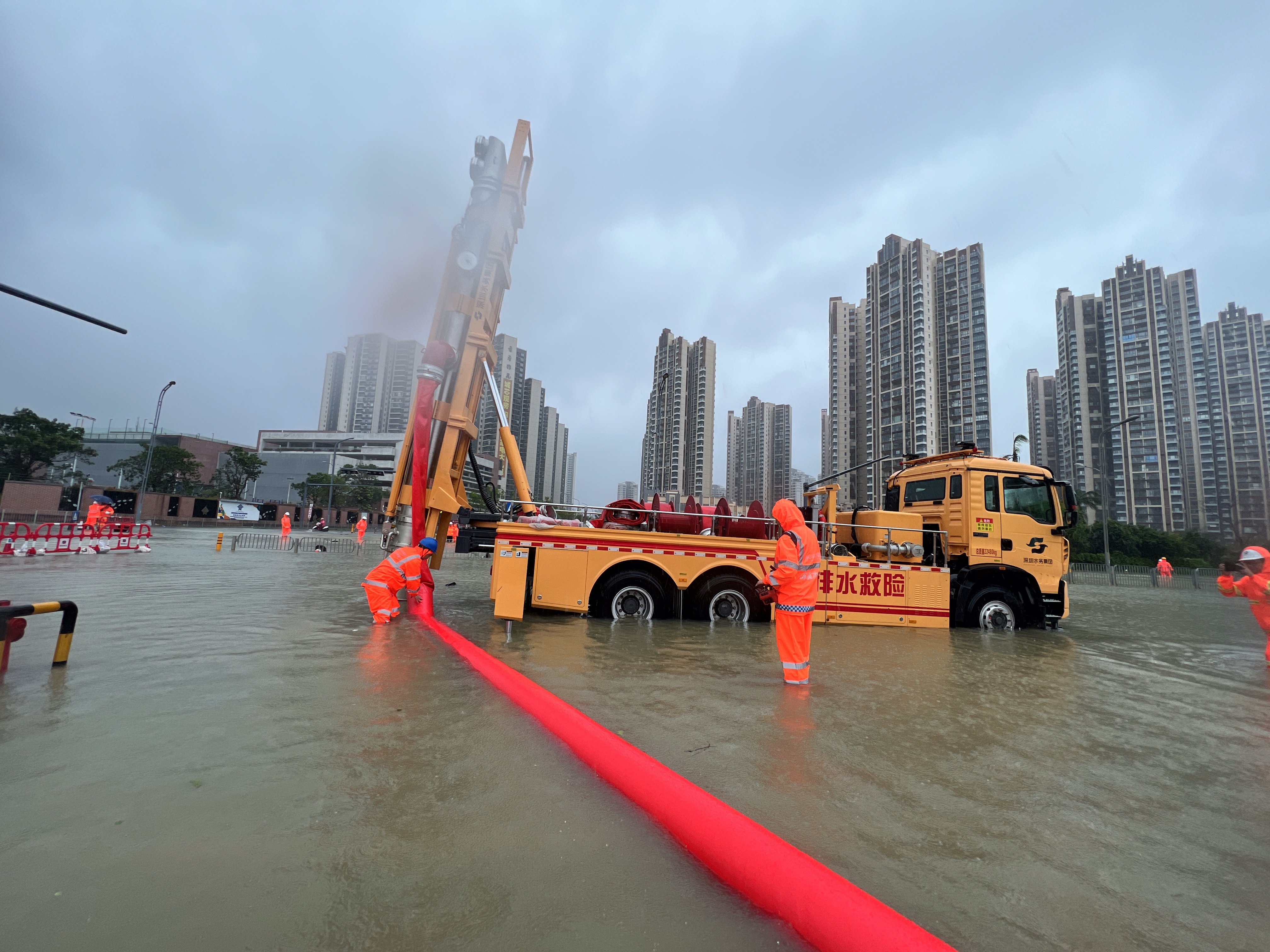 “红霞”来袭,深圳水务人硬核守护!