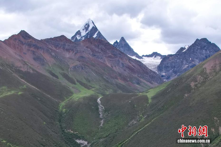 图为嘉黎县布囊沟景区风光（无人机照片）。贡确 摄