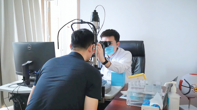 术后不用趴！南山华厦眼科“免趴”新技术，让49岁男子解除失明危机