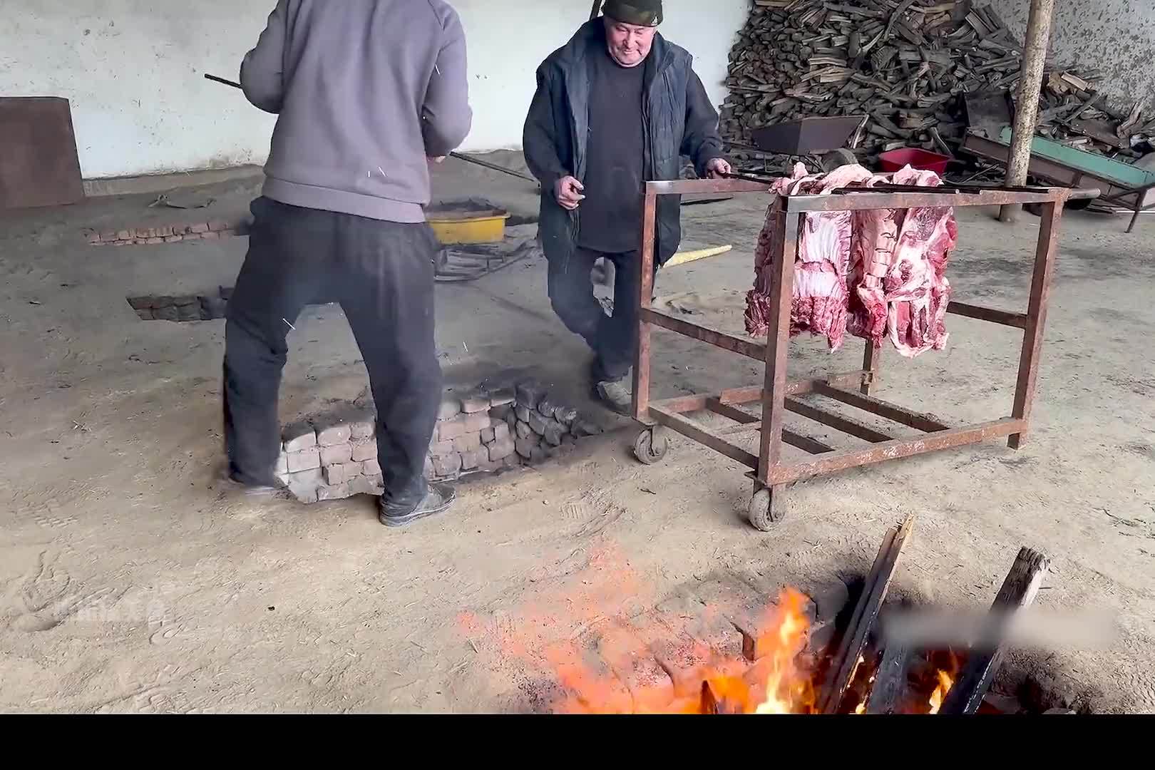 中亚特色地炉烤羊肉，品相极佳香飘一方，本地人肉食的终极浪漫