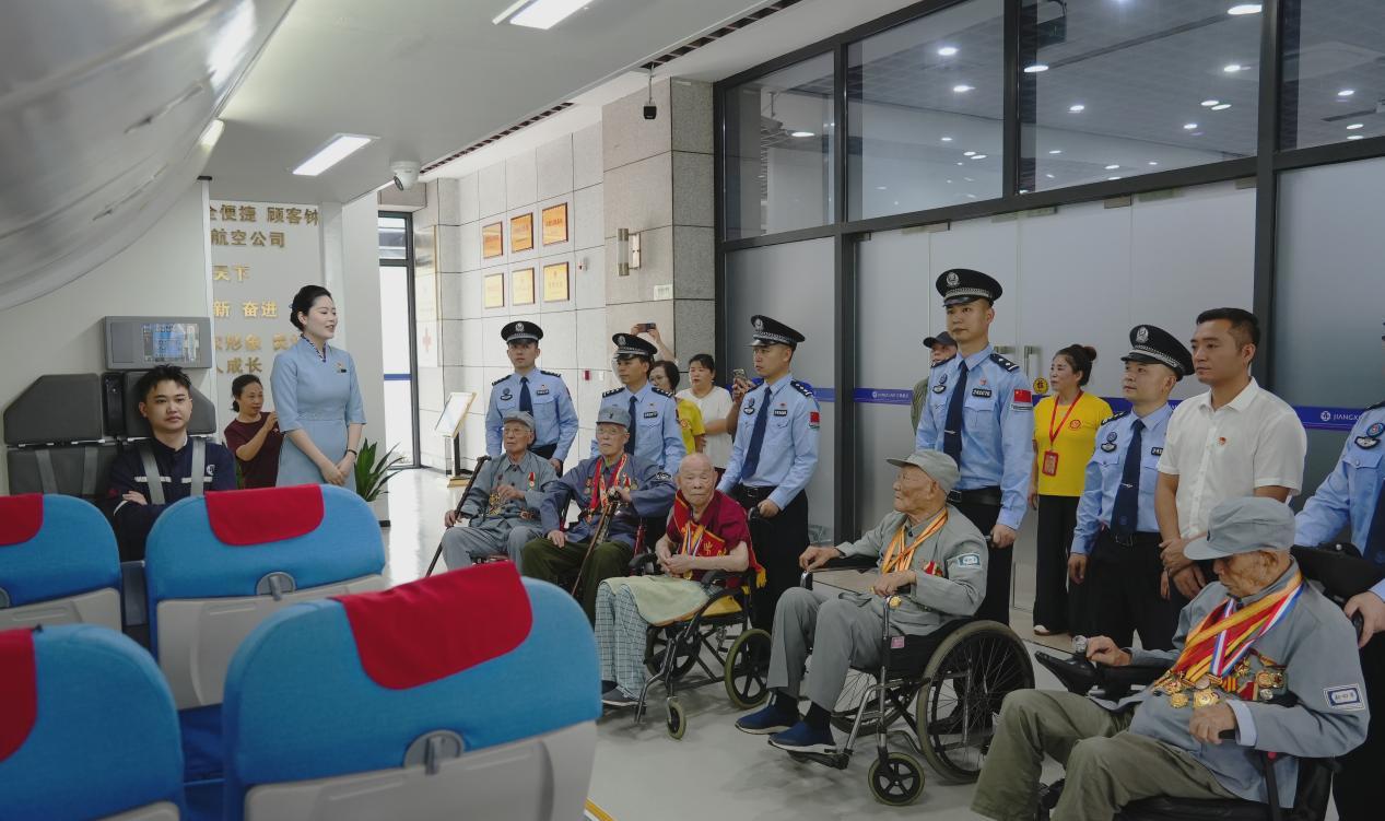 老兵参观江西航空模拟客舱