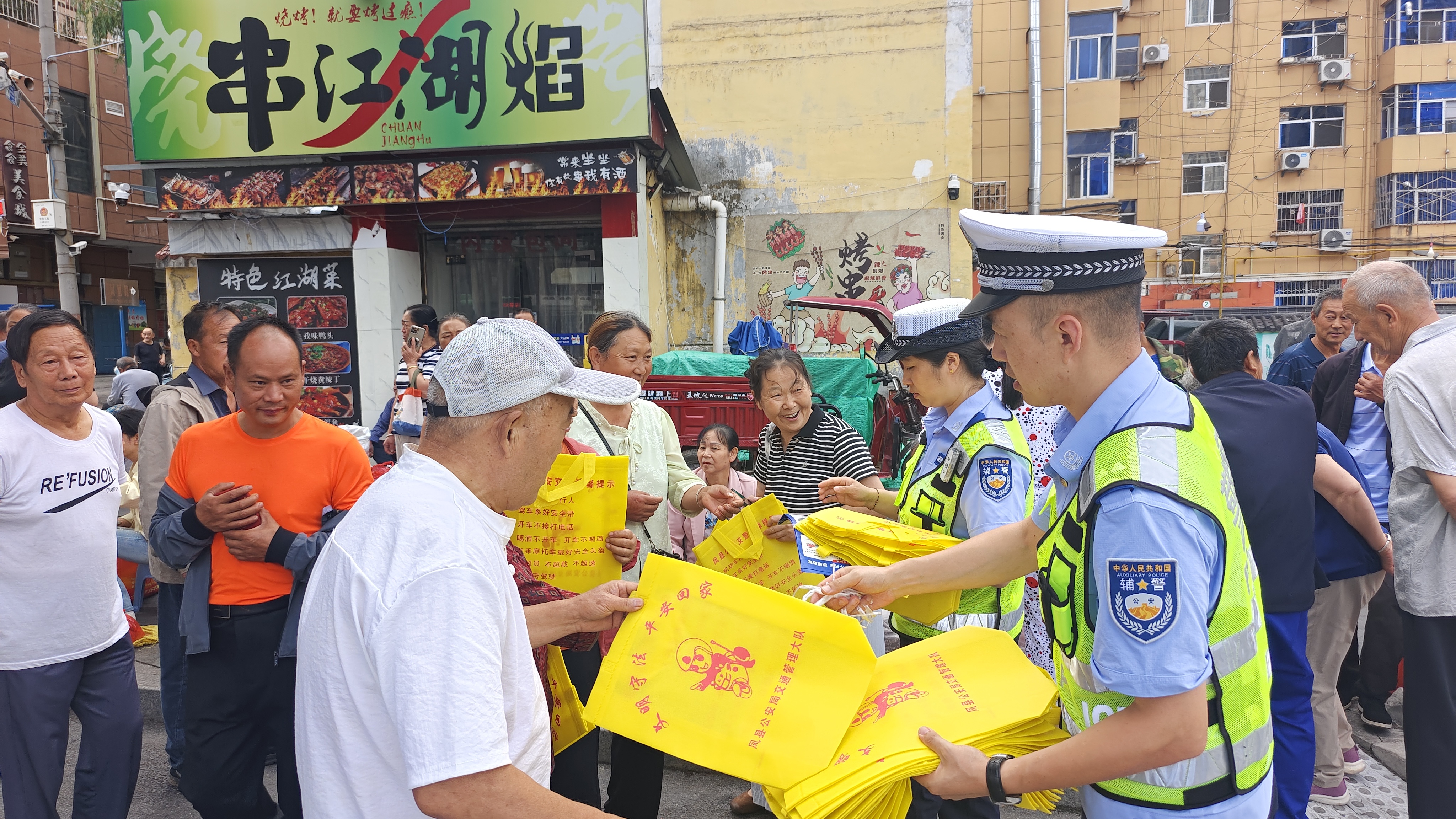宝鸡交警：清晨一抹藏蓝 守护椒市平安路