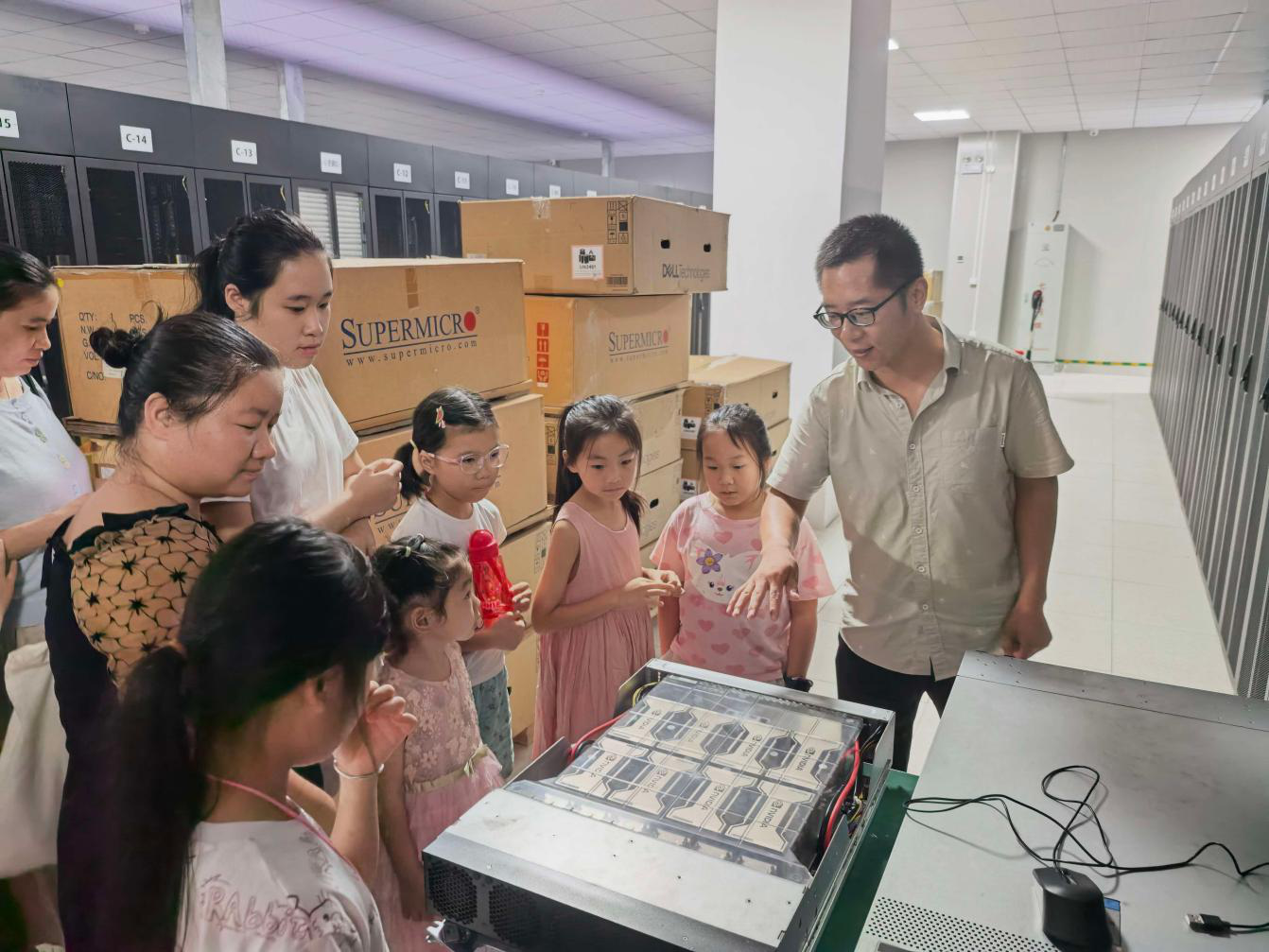 探秘AI科技 筑梦科创未来 ——西乡街道流塘社区团委开展暑期科创研学活动