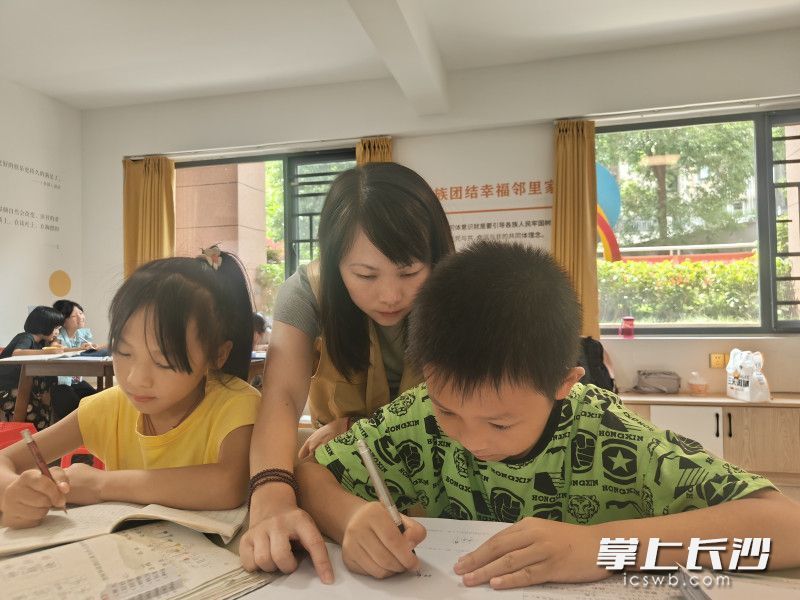 托管班老师正在辅导学生。 均由受访者供图