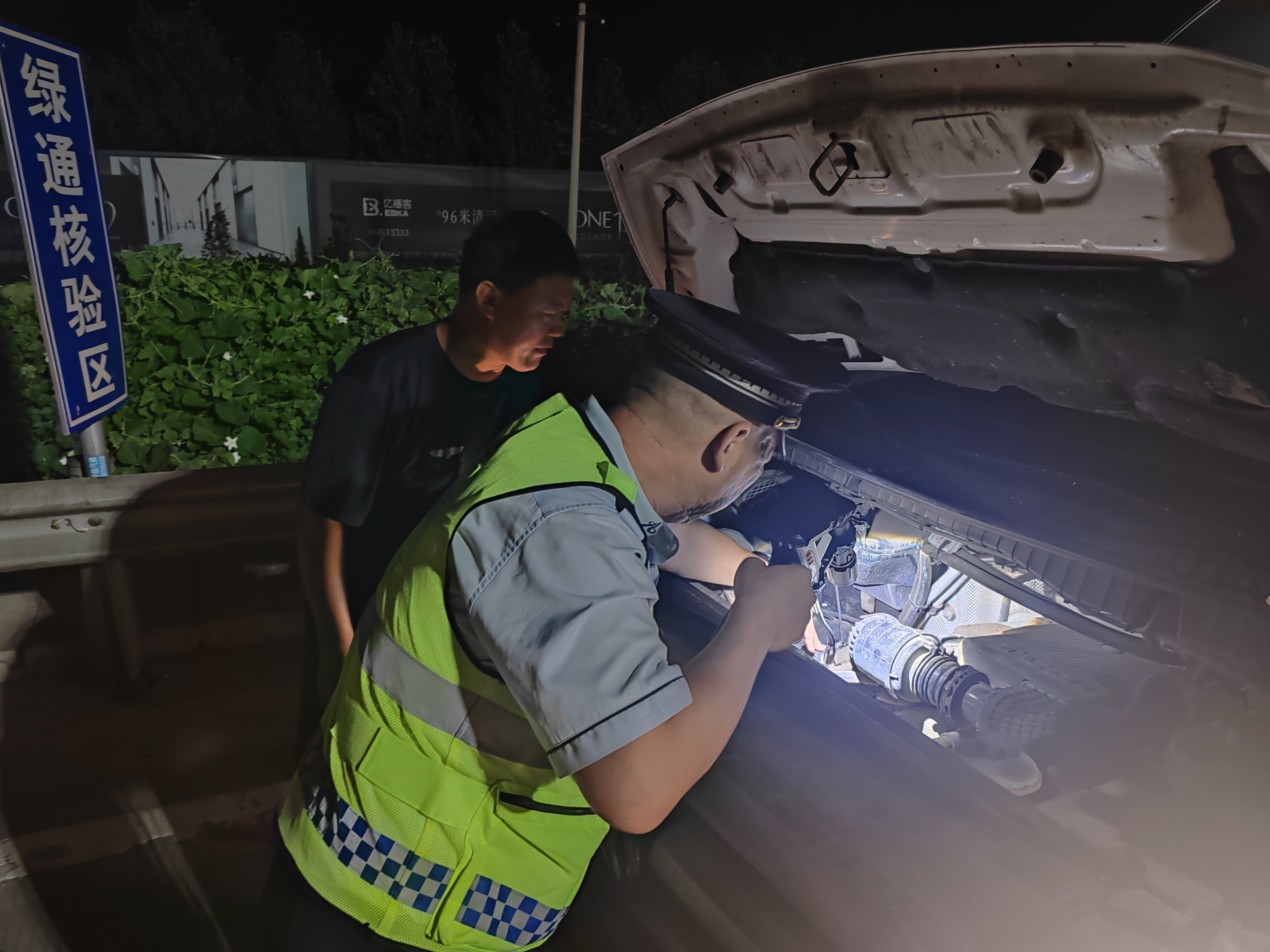 河北高速集团青银分公司清河收费站:深夜救助故障车,真情服务暖人心