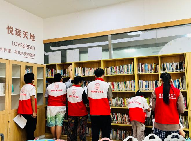 南昌社区40名学生志愿者给五千册图书安了个“明白家”