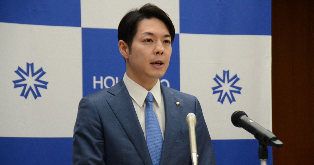 北海道知事铃木直道表态：“法案成立后，立即与札幌市推动具体讨论。从分散灾害风险的角度看，北海道札幌市是合适的候选地。”（图源：《每日新闻》）